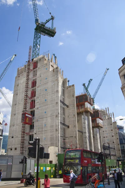 London, Egyesült Királyság - július 03, 2014-re: nagy építési telek a Bank of england aria. új iroda- és lakóházak törlése — Stock Fotó