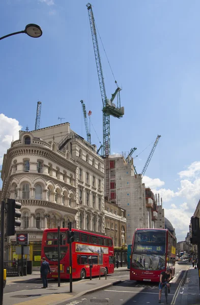 London, uk - 30. juni 2014: geschäftige city of london street, die zur bank of england führt — Stockfoto