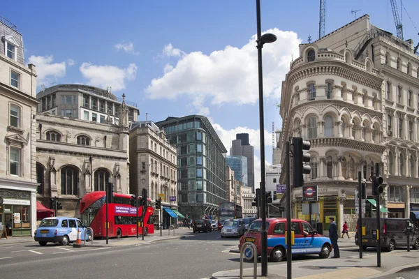 London, Verenigd Koninkrijk - 30 juni 2014: drukke stad van Londen street, wat leidt tot de bank van Engeland — Stockfoto