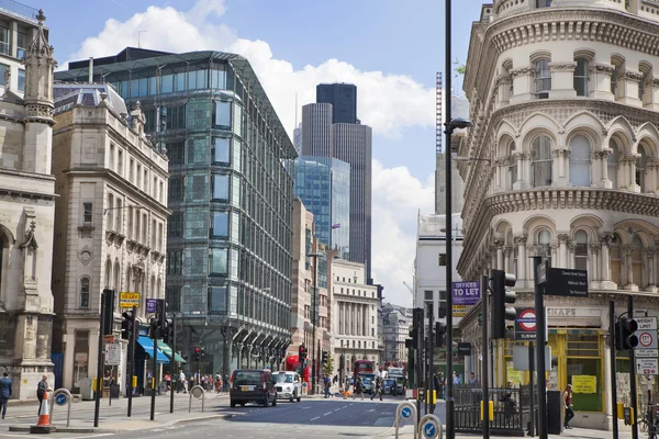 LONDRES, Reino Unido - 30 de junio de 2014: Ocupada calle de la ciudad de Londres, que conduce al Banco de Inglaterra — Foto de Stock