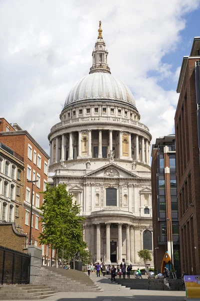 Londen, Groot-Brittannië - 6 juli 2014: koningin victoria monument naast st paul's cathedral — Stockfoto