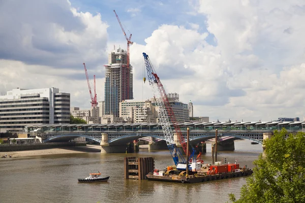 LONDRA, Regno Unito - 30 GIUGNO 2014: Occupata città di Londra, che conduce alla Bank of England — Foto Stock