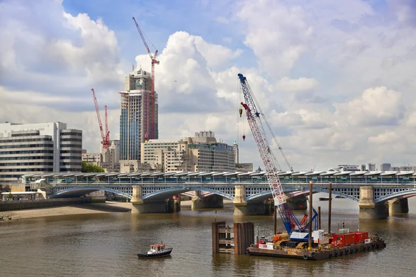 LONDRA, Regno Unito - 30 GIUGNO 2014: Occupata città di Londra, che conduce alla Bank of England — Foto Stock