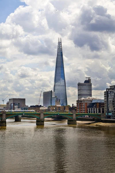 LONDRA, UK - 30 GIUGNO 2014: Frammento di vetro sul fiume Tamigi, uffici e edifici residenziali nella City di Londra uno dei principali centri di finanza globale . — Foto Stock