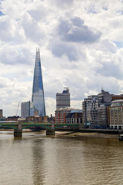 LONDRES, ROYAUME-UNI - 30 JUIN 2014 : Éclat de verre sur la Tamise, immeuble de bureaux et d'habitation dans la City de Londres l'un des principaux centres de financement mondial . — Photo