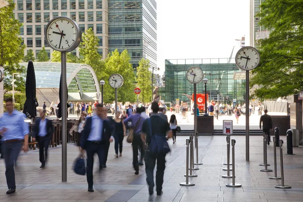 LONDRA, UK - LUGLIO 03, 2014: La gente sfoca. Gli impiegati si muovono velocemente per andare al lavoro la mattina presto a Canary Wharf aria — Foto Stock