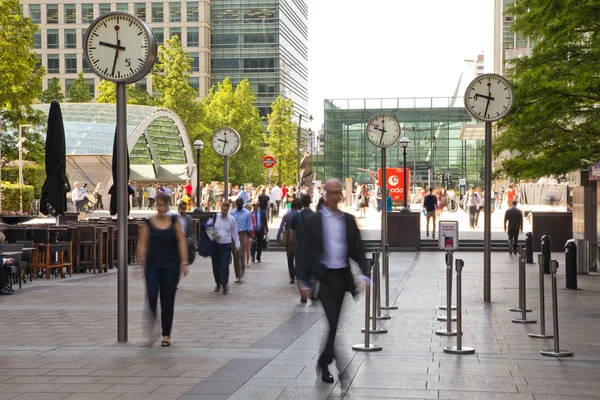 London, Storbritannien - 03 juli 2014: Människor oskärpa. Kontorsfolk som går snabbt att få arbeta på tidigt på morgonen i Canary Wharf aria — Stockfoto