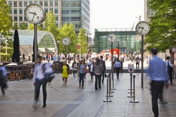 LONDRES, Reino Unido - 03 de julio de 2014: La gente se desdibuja. Oficina de personas que se mueven rápido para llegar al trabajo en la madrugada en Canary Wharf aria — Foto de Stock