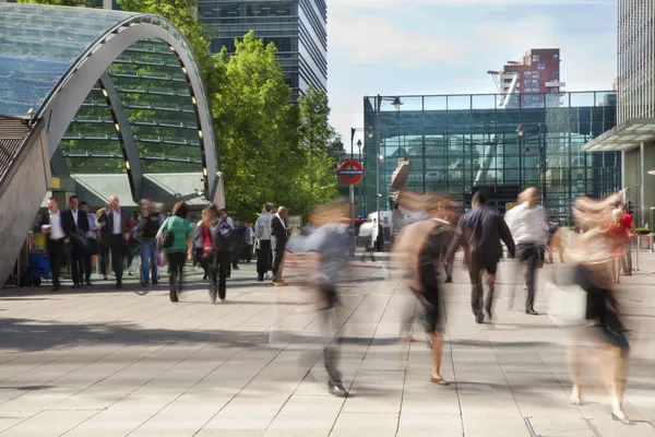 London, Storbritannien - 03 juli 2014: Människor oskärpa. Kontorsfolk som går snabbt att få arbeta på tidigt på morgonen i Canary Wharf aria — Stockfoto