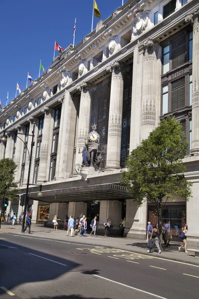 LONDON, UK - JULY 03, 2014: Selfridges superstore on Oxford street, shopping mail with famous fashion boutiques and big stores — Stock Photo, Image