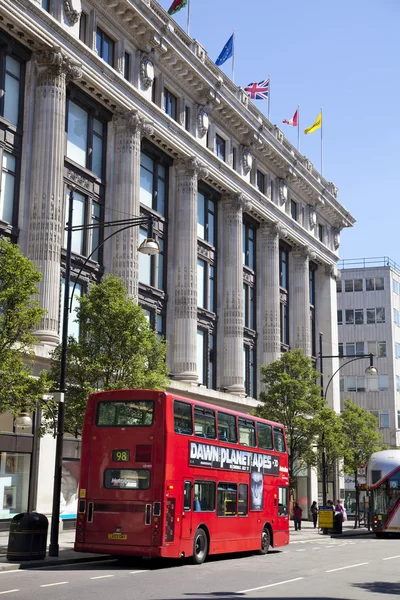 LONDRES, Reino Unido - 03 DE JULIO DE 2014: Supertienda Selfridges en la calle Oxford, correo de compras con famosas boutiques de moda y grandes tiendas — Foto de Stock