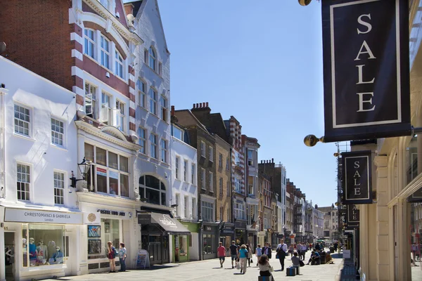 London, Verenigd Koninkrijk - 03 juli 2014: bond street boetieks, straat van beroemde kleine mode bedrijven — Stockfoto