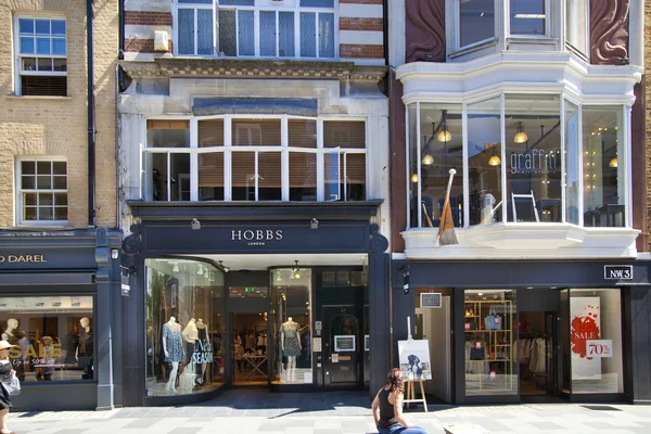 LONDRES, Reino Unido - JULHO 03, 2014: Bond street boutiques, rua das famosas pequenas empresas de moda — Fotografia de Stock