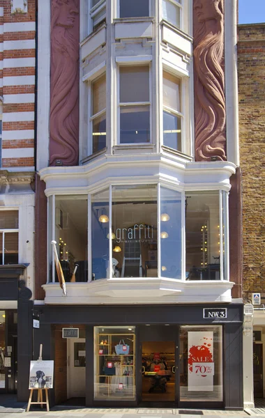 LONDRES, Reino Unido - JULHO 03, 2014: Bond street boutiques, rua das famosas pequenas empresas de moda — Fotografia de Stock