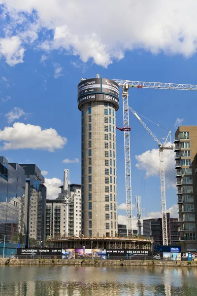 LONDRA, UK - 7 giugno 2014: Cantiere con gru a Canary Wharf aria. Sollevamento nuova torre residenziale più alta in 43 piani in aria ufficio affari — Foto Stock