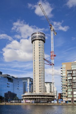 London, İngiltere - ö. 7 Haziran 2014: canary wharf aria olarak Vinçler ile site oluşturma. iş ofis ARIA 43 kat yeni en yüksek konut Kulesi yetiştirme