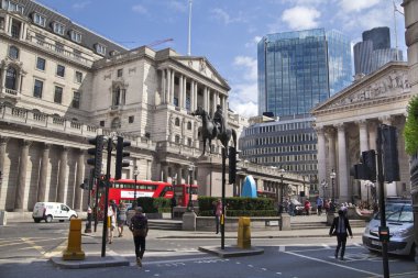 London, İngiltere - 30 Haziran 2014: İngiltere'nin banka. trafik ve Ofis çalışanları ile kare