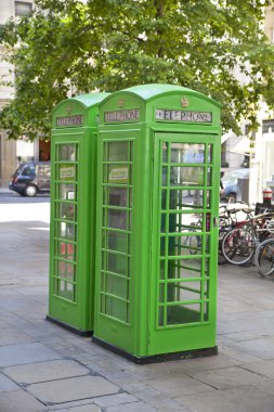 London, İngiltere - ö. 6 Temmuz 2014: İngiliz kırmızı ikonik telefon kulübesi yanında St paul Katedrali