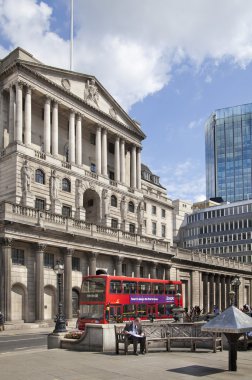London, İngiltere - 30 Haziran 2014: İngiltere'nin banka. trafik ve Ofis çalışanları ile kare