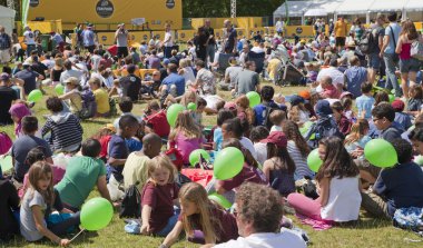 London, İngiltere - 07 Temmuz 2014: Fransa Bisiklet Turu. yeşil park, buckingham Sarayı yakınındaki bisikletçiler bekleyen kalabalık