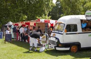 London, İngiltere - 07 Temmuz 2014: Fransa Bisiklet Turu. yeşil park, buckingham Sarayı yakınındaki bisikletçiler bekleyen kalabalık