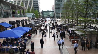 Londra, İngiltere - 03 Temmuz 2014: İnsanlar bulanıklık. Office insanlar hızlı Canary Wharf ARIA sabahın erken saatlerinde, işe gitmek hareketli