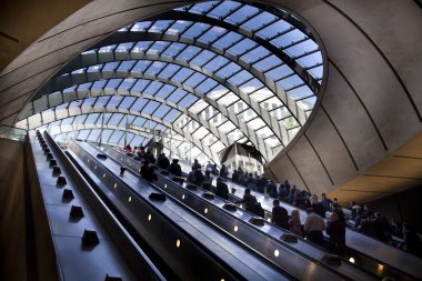 London, İngiltere - 14 Nisan 2014 Londra metro, canary wharf istasyonu, Londra, 100 000 hakkında her gün Ofis çalışanları getirerek en yoğun istasyonu