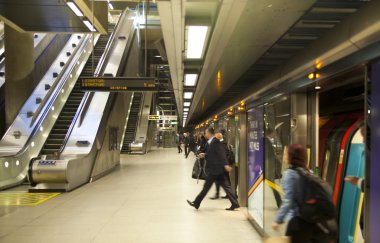 London, İngiltere - 14 Nisan 2014 Londra metro, canary wharf istasyonu, Londra, 100 000 hakkında her gün Ofis çalışanları getirerek en yoğun istasyonu
