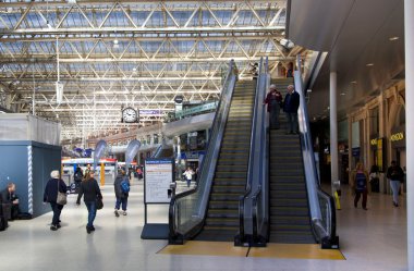 Londra, uk - 14 Nisan 2014 - waterloo uluslararası istasyonu, Londra, İngiltere kalkış salonu yolcuları ile ana demiryolu kavşağında biri merkezinde