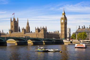 London, İngiltere - 14 Nisan 2014: big Ben'e ve Parlamento Londra İngiltere thames Nehri üzerinde evleri