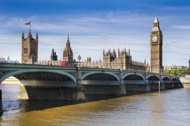London, İngiltere - 14 Nisan 2014: big Ben'e ve Parlamento Londra İngiltere thames Nehri üzerinde evleri