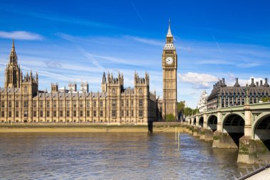 London, İngiltere - 14 Nisan 2014: big Ben'e ve Parlamento Londra İngiltere thames Nehri üzerinde evleri