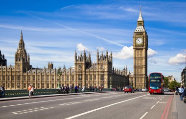 London, İngiltere - 14 Nisan 2014: big Ben'e ve Parlamento Londra İngiltere thames Nehri üzerinde evleri