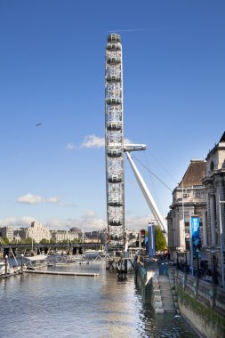 London, İngiltere - 14 Nisan 2014: london eye olan dev dönme dolap 31 Aralık 1999 tarihinde açılan, en ünlü turistik'ın cazibe merkezi Londra