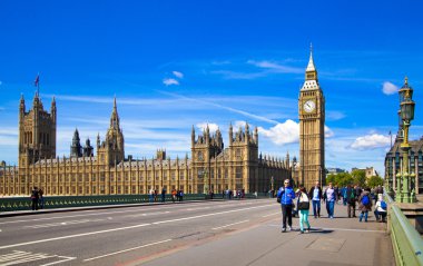 London, İngiltere - 14 Nisan 2014: big Ben'e ve Parlamento Londra İngiltere thames Nehri üzerinde evleri