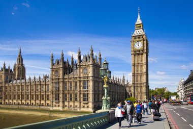 London, İngiltere - 14 Nisan 2014: big Ben'e ve Parlamento Londra İngiltere thames Nehri üzerinde evleri