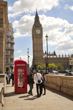 London, İngiltere - 14 Nisan 2014: İngiliz kırmızı telefon kulübesi Londra westminster Metro İstasyonu'na yakın