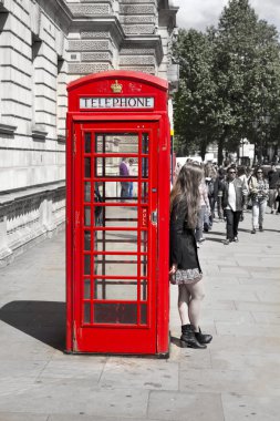 London, İngiltere - 14 Nisan 2014: İngiliz kırmızı telefon kulübesi Londra westminster Metro İstasyonu'na yakın