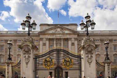 Londra, İngiltere - 14 Mayıs 2014: Buckingham Palace Queen Elizabeth II ve turistik yerler İngiltere'de giriş ve fener ile ana kapıya resmi konutu