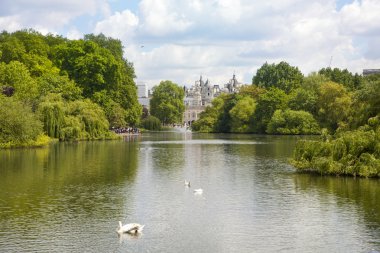 Londra, İngiltere - 14 Mayıs 2014:-St James park, doğa adanın ortasında meşgul Londra, (City Westminster) ve en eski kraliyet parkları