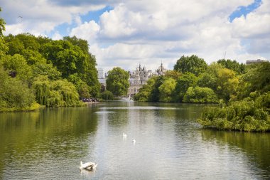 Londra, İngiltere - 14 Mayıs 2014:-St James park, doğa adanın ortasında meşgul Londra, (City Westminster) ve en eski kraliyet parkları