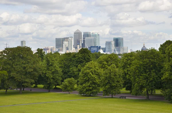 LONDRES, Royaume-Uni - 17 juin 2014 : Canary wharf business and banking aria view from the hill — Photo