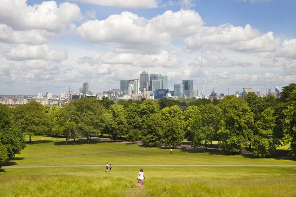 LONDON, UK - June 17, 2014: Canary wharf business and banking aria view from the hill — Stock Photo, Image