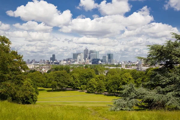 London, UK - 17. Juni 2014: Kanarienvogelkai Geschäfts- und Bankenviertel mit Blick vom Hügel — Stockfoto