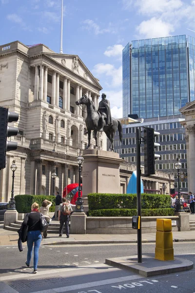 London, İngiltere - 30 Haziran 2014: İngiltere'nin banka. trafik ve Ofis çalışanları ile kare — Stok fotoğraf