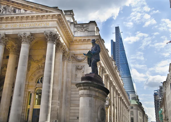 LONDON, UK - JUNE 30, 2014: Bank of England. Square with traffic and office workers — Stock Photo, Image