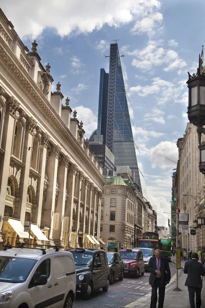 LONDRES, Reino Unido - 30 de junio de 2014: Ocupada calle de la ciudad de Londres, que conduce al Banco de Inglaterra — Foto de Stock