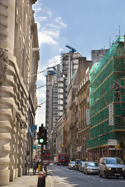 ЛОНДОН, Великобритания - 30 июня 2014 года: оживленный город Лондон-стрит, ведущий к Банку Англии — стоковое фото