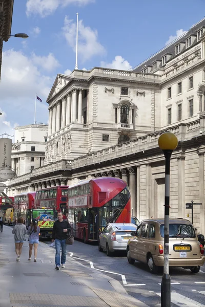LONDRES, Reino Unido - 30 de junio de 2014: Banco de Inglaterra. Plaza con el tráfico y los trabajadores de oficina — Foto de Stock
