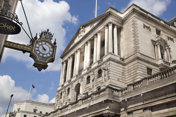 런던, 영국-2014 년 6 월 30 일: 영국 은행. 트래픽 및 사무실 근로자와 광장 — 스톡 사진